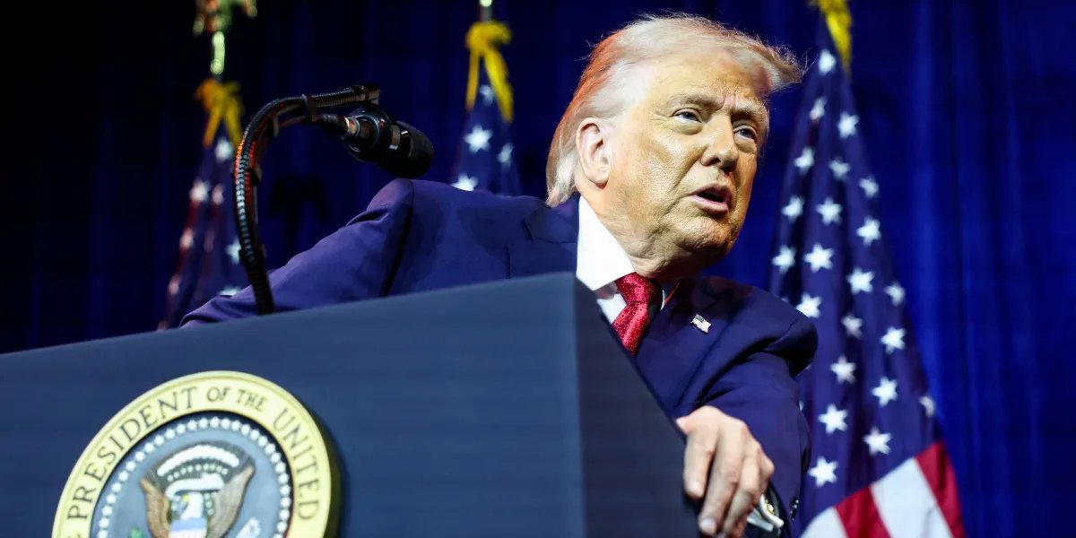 Trump afirma monitorar protestos no Irã e avalia opções "fortes"