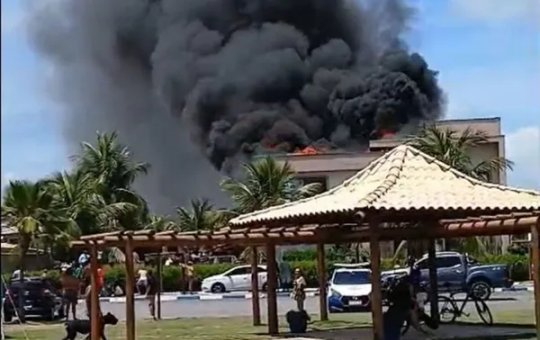 Vídeo mostra incêndio em casa de luxo em condomínio de Guarajuba