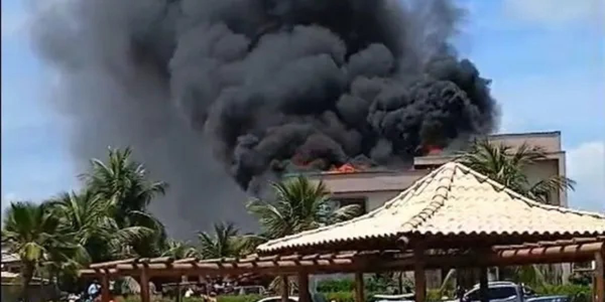 Casa pegando fogo em Guarajuba