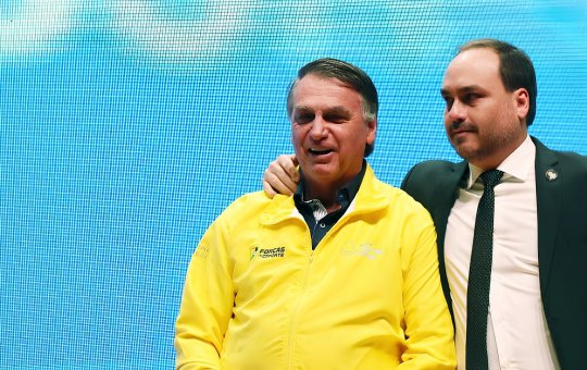 Carlos Bolsonaro publica carta ao pai e afirma: “Sua história não termina aqui”