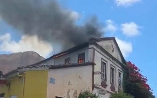 Incêndio atinge casarão em Santo Antônio Além do Carmo, bairro de Salvador