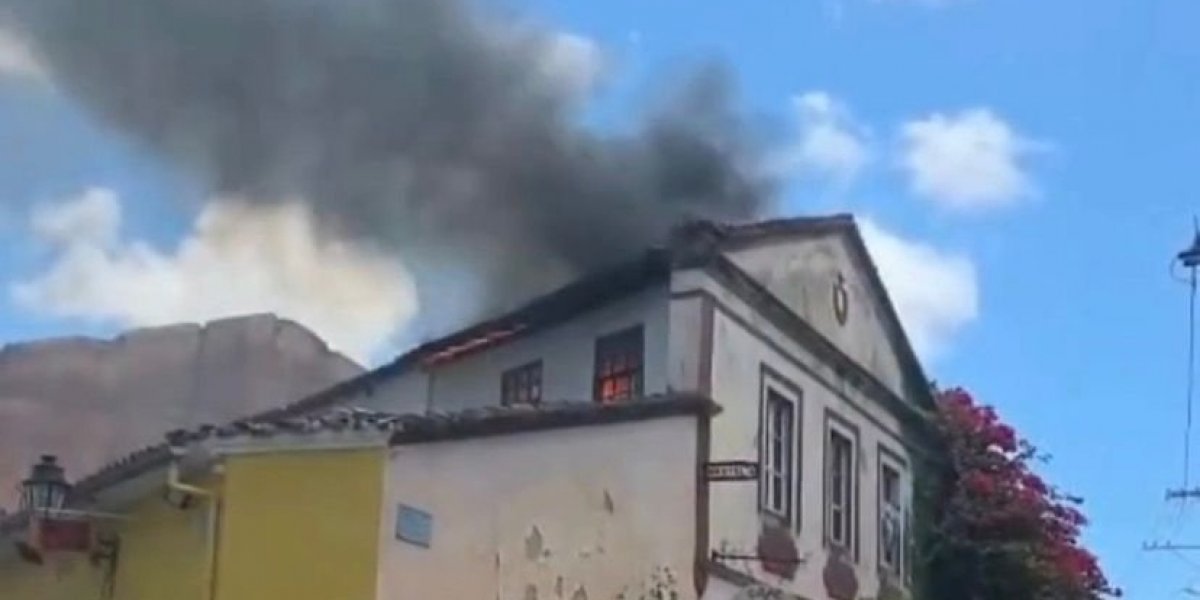 Incêndio atinge casarão em Santo Antônio Além do Carmo, bairro de Salvador