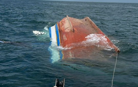 Pescador é resgatado após sobreviver a naufrágio e passar horas à deriva em uma porta de geladeira
