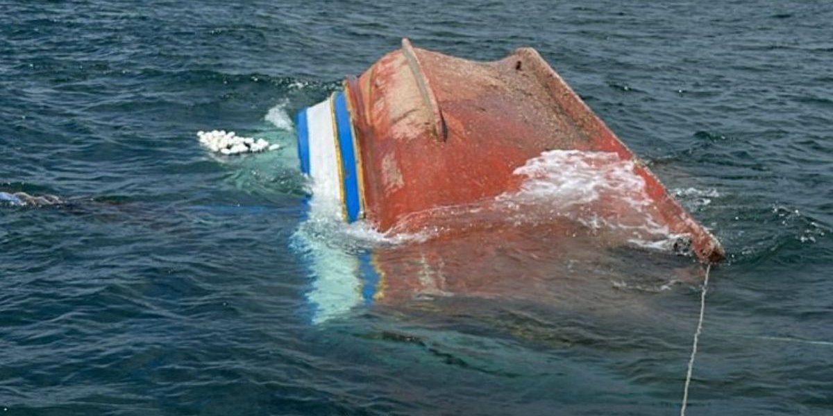 Pescador é resgatado após sobreviver a naufrágio e passar horas à deriva em uma porta de geladeira