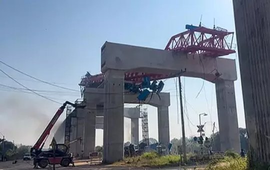Guindaste desmorona em cima de trem, descarrila, provoca incêndio e deixa mortos e feridos