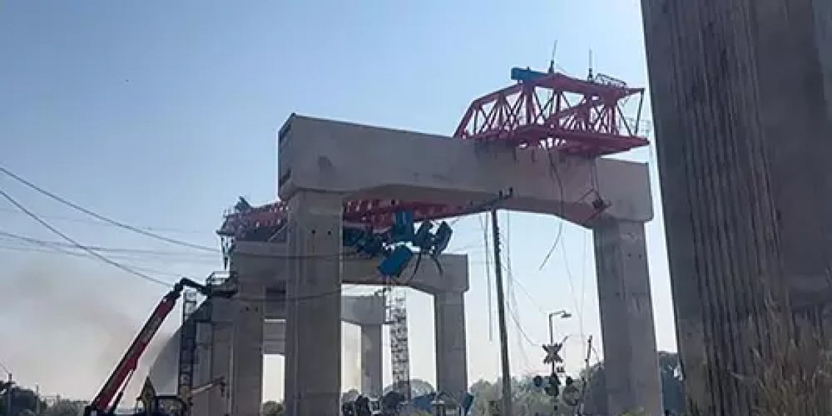 Guindaste desmorona em cima de trem, descarrila, provoca incêndio e deixa mortos e feridos