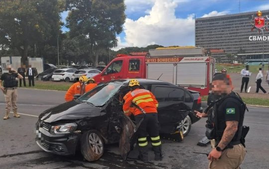 Ambulância bate em cinco carros e deixa feridos em Brasília