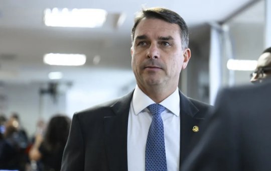 Flávio Bolsonaro diz que o pai teve crise de soluço e chama barulho do ar de “tortura”