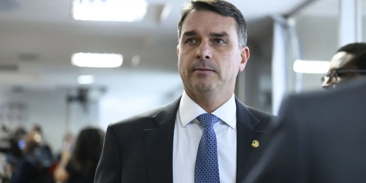 Flávio Bolsonaro diz que o pai teve crise de soluço e chama barulho do ar de “tortura”