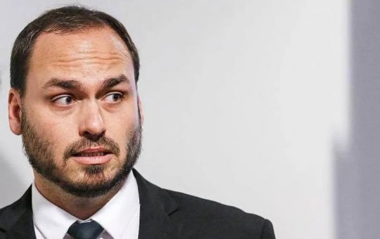 Carlos Bolsonaro critica TVs em presídios após PGR ser contra smart TV na cela de Bolsonaro