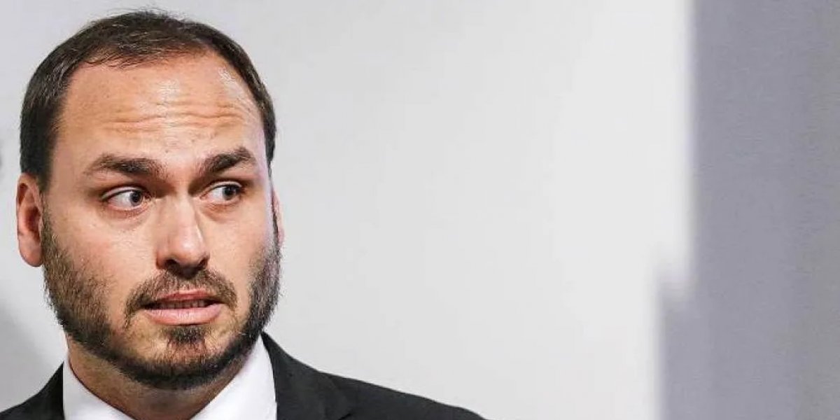 Carlos Bolsonaro critica TVs em presídios após PGR ser contra smart TV na cela de Bolsonaro