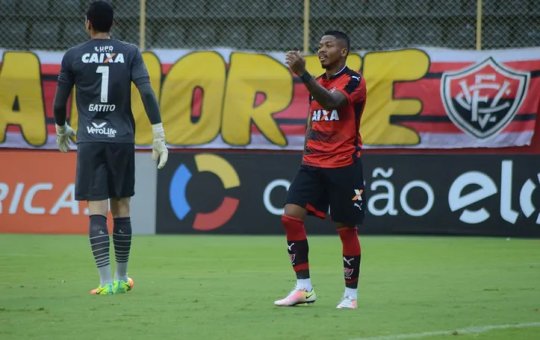 Ex-atleta do Vitória publica foto com Renato Kayzer e torcida especula possível chegada