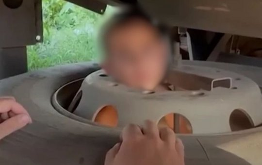 Menino é resgatado por policiais após ficar com a cabeça presa em roda de carreta no oeste da Bahia