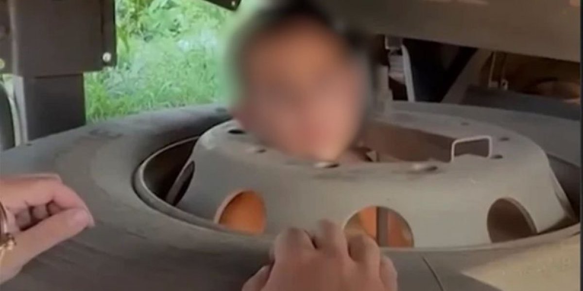 Menino é resgatado por policiais após ficar com a cabeça presa em roda de carreta no oeste da Bahia