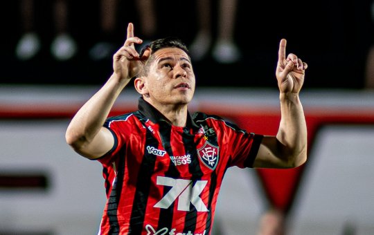 Vitória oficializa renovação de Osvaldo no BID; atacante seguirá no clube em 2026