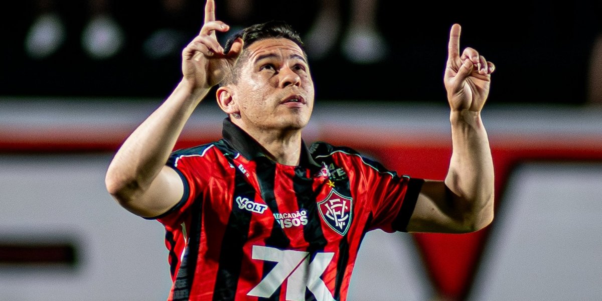 Osvaldo, atacante do Vitória