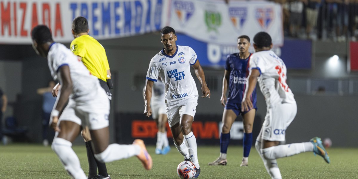 Rezende carrega a bola