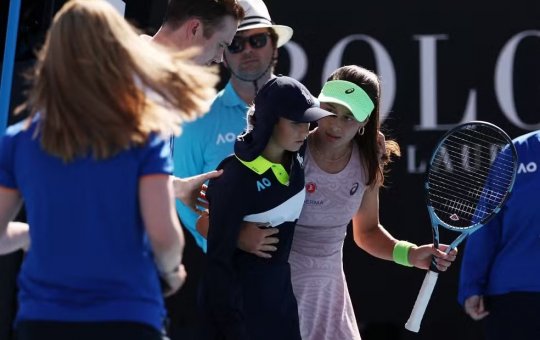 Boleira desmaia por conta do calor e tenista interrompe jogo no Australian Open