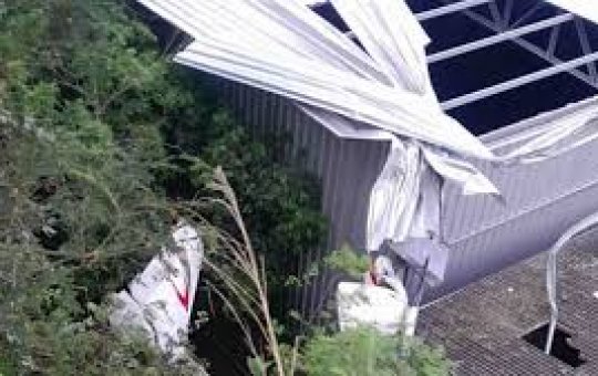  Avião de pequeno porte cai em cima de galpão de oficina no Espírito Santo