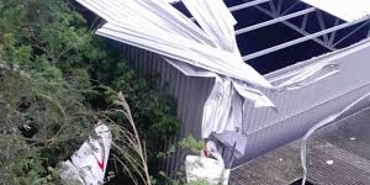  Avião de pequeno porte cai em cima de galpão de oficina no Espírito Santo