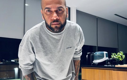 Justiça condena ex-mulher de Daniel Alves por desvio milionário das contas do jogador