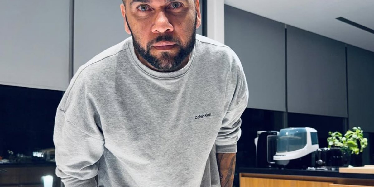 Justiça condena ex-mulher de Daniel Alves por desvio milionário das contas do jogador