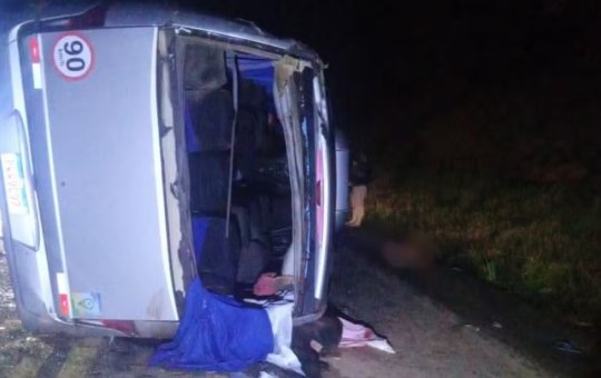 Duas pessoas morrem e 15 ficam feridas em acidente com micro-ônibus da prefeitura na Bahia