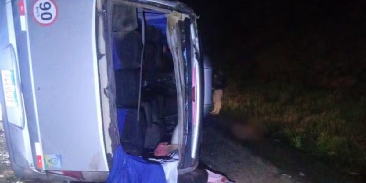 Duas pessoas morrem e 15 ficam feridas em acidente com micro-ônibus da prefeitura na Bahia