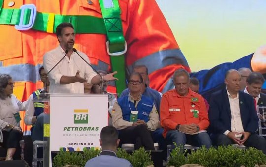 Eduardo Leite é vaiado durante discurso em evento com Lula no Rio Grande do Sul