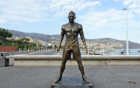 Estátua de Cristiano Ronaldo é queimada em frente ao seu museu em Portugal