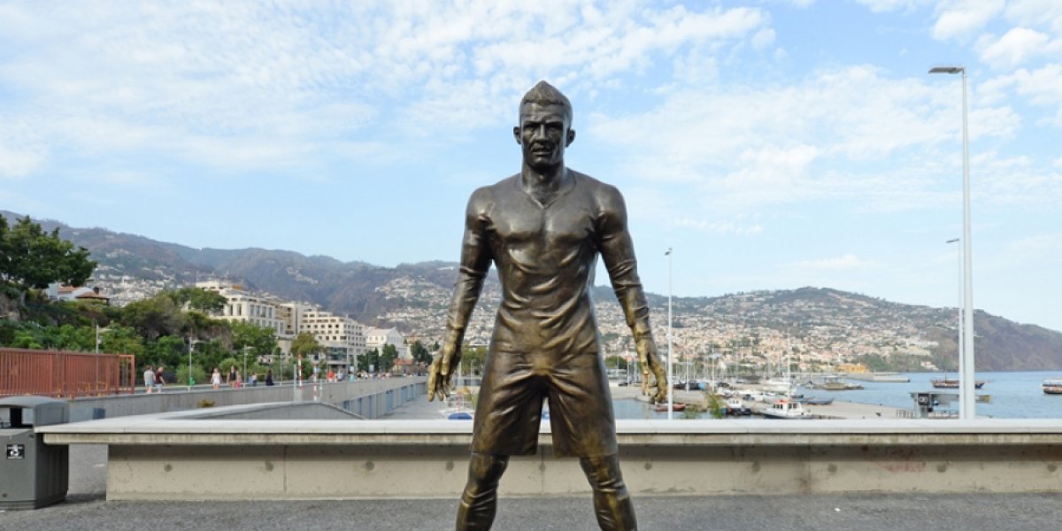 Estátua de Cristiano Ronaldo é queimada em frente ao seu museu em Portugal