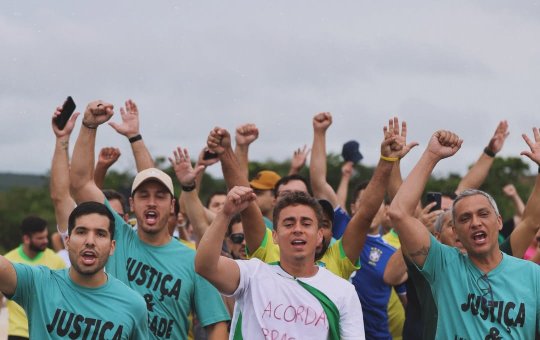 Após 60 km de caminhada, Nikolas Ferreira trata os pés com água e gelo