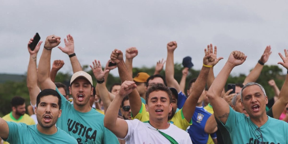 Após 60 km de caminhada, Nikolas Ferreira trata os pés com água e gelo