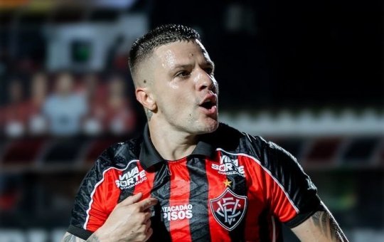 Vitória estreia time titular e vence a primeira partida na temporada