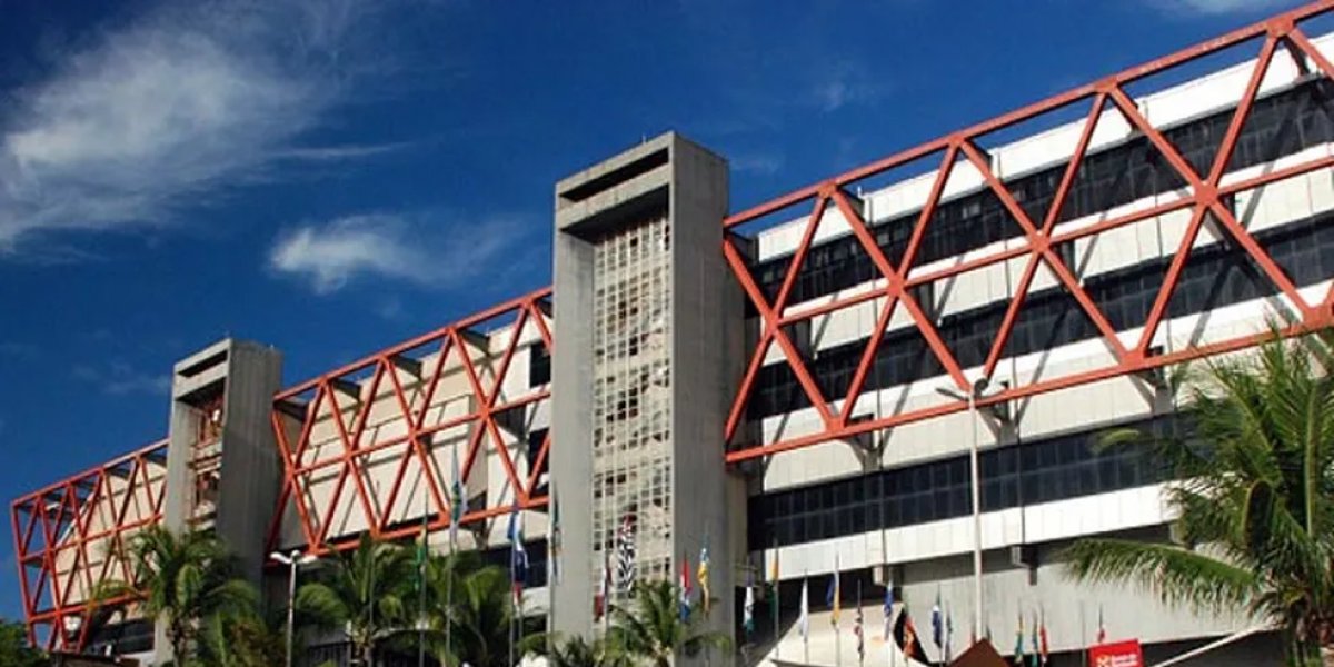 Antigo prédio do Centro de Convenções registra focos de incêndio