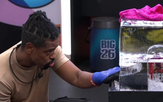 Ao som de 'deixa eu botar meu boneco', baiano do BBB volta para a festa após ser barrado pelo líder