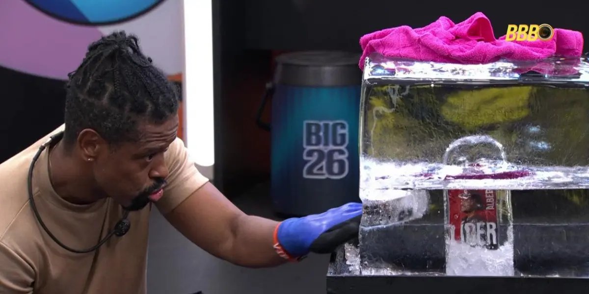 Ao som de 'deixa eu botar meu boneco', baiano do BBB volta para a festa após ser barrado pelo líder