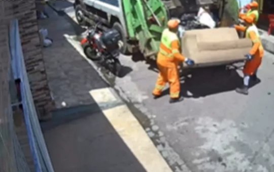 Garis levam sofá lavado por engano em Maceió e cena inusitada viraliza