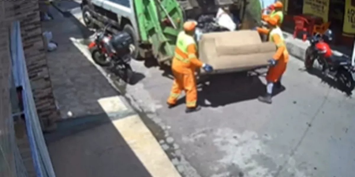 Garis levam sofá lavado por engano em Maceió e cena inusitada viraliza