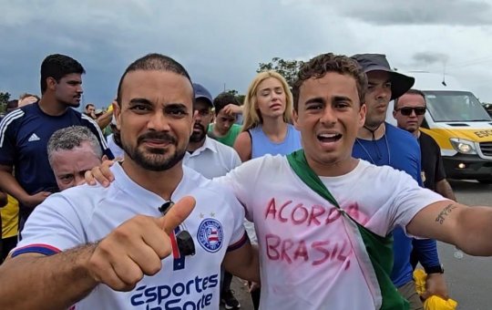 Com camisa do Bahia, deputado Capitão Alden aparece ao lado de Nikolas Ferreira em caminhada rumo a Brasília