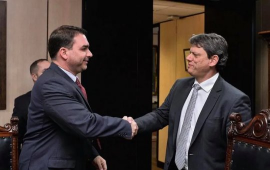 Tarcísio de Freitas reafirma apoio a Flávio Bolsonaro e descarta disputar a Presidência em 2026