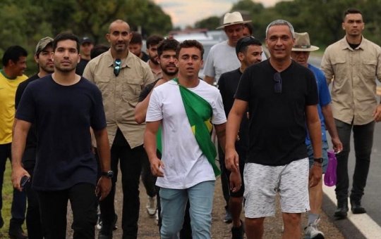 Nikolas Ferreira começa a usar colete à prova de balas durante caminhada pró-Bolsonaro