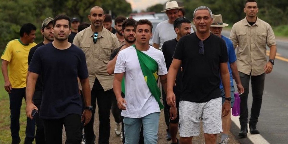 Nikolas Ferreira começa a usar colete à prova de balas durante caminhada pró-Bolsonaro
