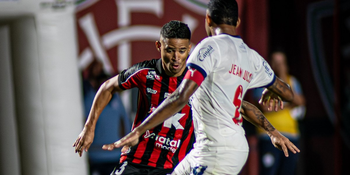 Erick parte para cima de Jean Lucas no último clássico BAVI, válido pelo segundo turno do Brasileirão 2025