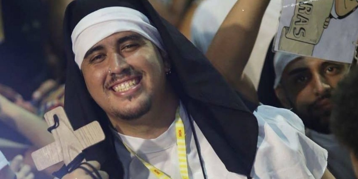 Homem fantasiado de freira