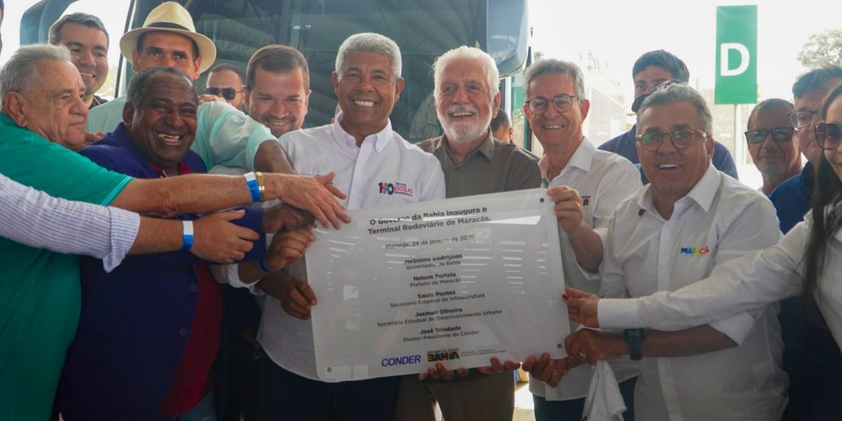 Membros do Governo do Estado e da gestão municipal de Maracás durante inauguração do Terminal Rodoviário do município