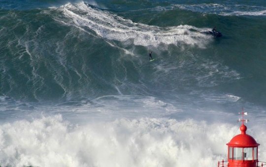 Brasileiro surfa onda gigante em meio à tempestade; confira