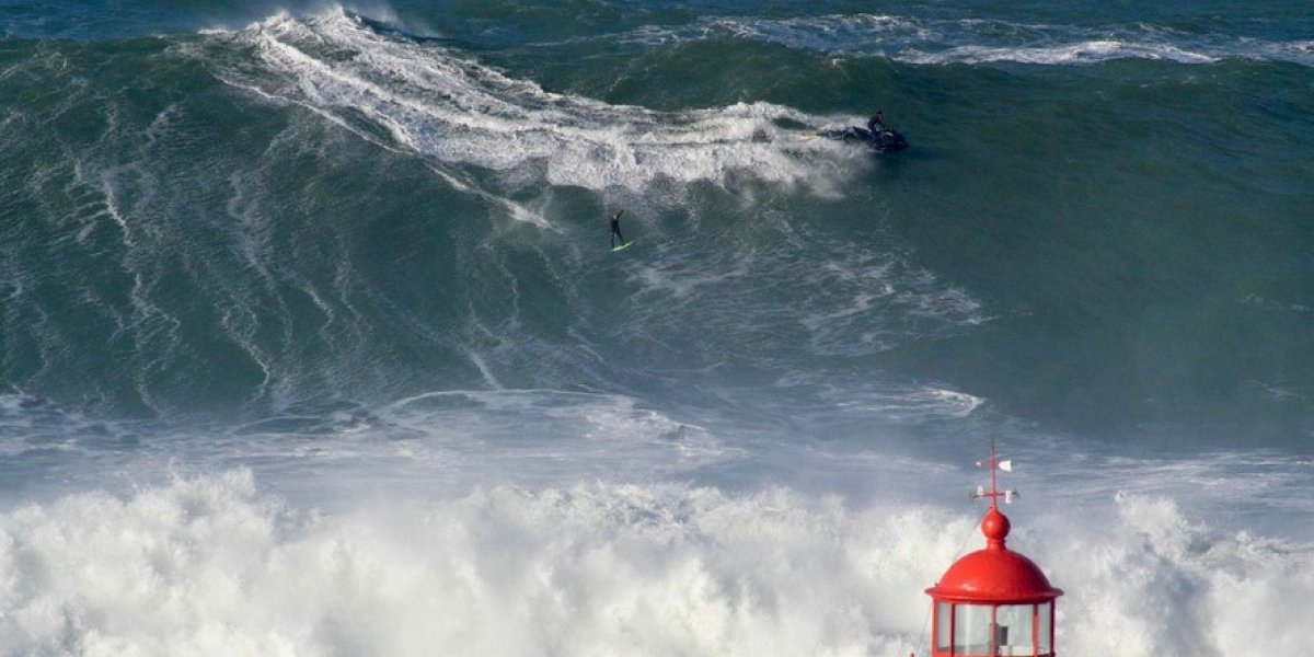 Onda gigante surfada por Will Santana em Nazaré, Portugal 