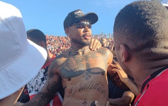 Marinho é flagrado em meio à torcida do Vitória durante o Ba-Vi