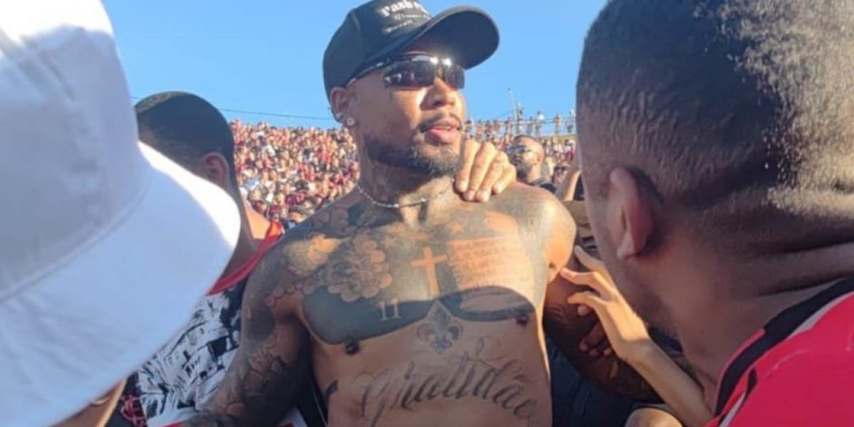 Marinho é flagrado em meio à torcida do Vitória durante o Ba-Vi